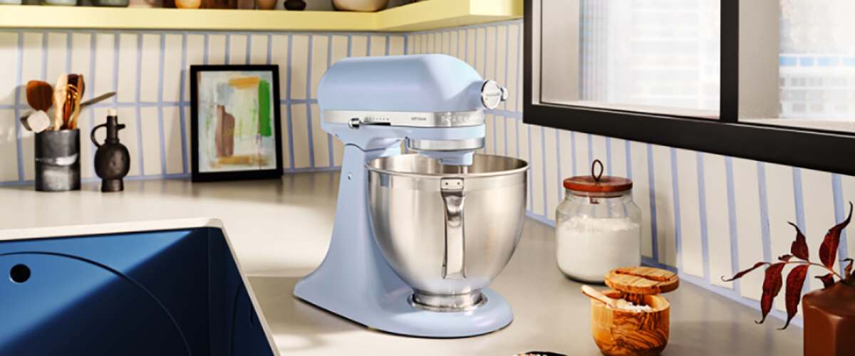 KitchenAid Artisan lavendlilillat tooni mikser köögikapi peal